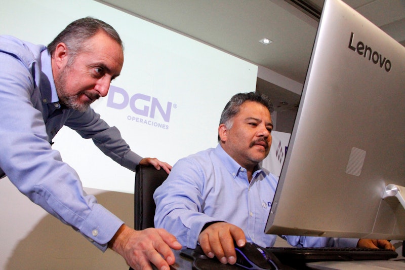 Ingenieros dgn analizando proyecto