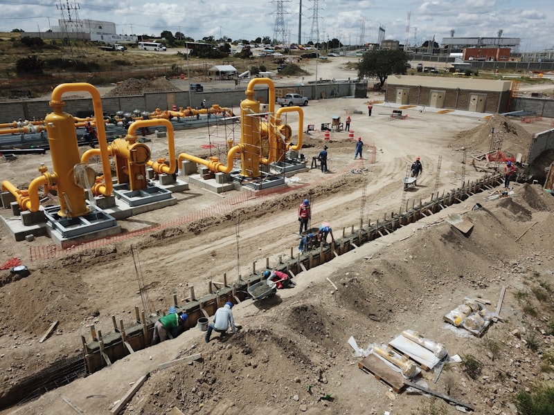 Ingenieros planeando la construcción de una Estación de Regulación y Medición de Gas Natural