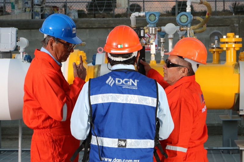 Ingenieros planeando la construcción de una Estación de Regulación y Medición de Gas Natural